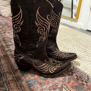 Cowgirl boots size 10